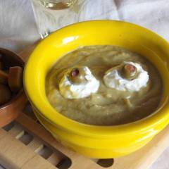 Vellutata di cavolfiore con occhietti di halloween