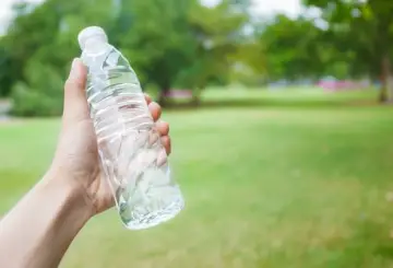 RICICLARE LE BOTTIGLIE DI PLASTICA: PRO E CONTRO