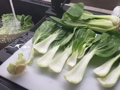 Immagine di Pak choi: come pulire, tagliare, conservare e congelare