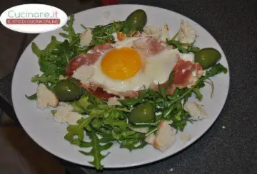 UOVA AL PROSCIUTTO CRUDO E RUCOLA