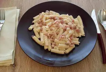 FUSILLI CON PANNA E PANCETTA