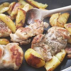 POLLO CON PATATE IN PADELLA