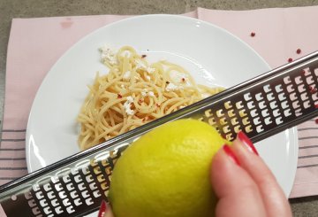 Spaghetti Al Lime E Pepe Rosa preparazione 3