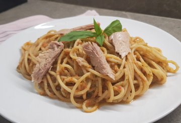 SPAGHETTI AL PESTO DI TONNO E POMODORINI preparazione 5