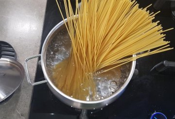 SPAGHETTI AL PESTO DI TONNO E POMODORINI preparazione 0