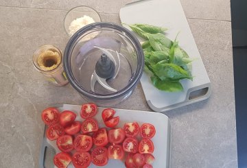 SPAGHETTI AL PESTO DI TONNO E POMODORINI preparazione 1