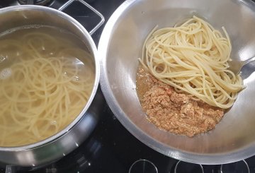 SPAGHETTI AL PESTO DI TONNO E POMODORINI preparazione 3