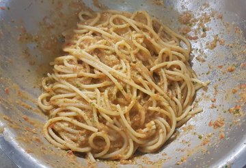 SPAGHETTI AL PESTO DI TONNO E POMODORINI preparazione 4