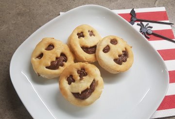 FACCINE DI PASTA SFOGLIA PER HALLOWEEN preparazione 3