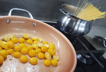 PASTA CON POMODORINI GIALLI preparazione 1