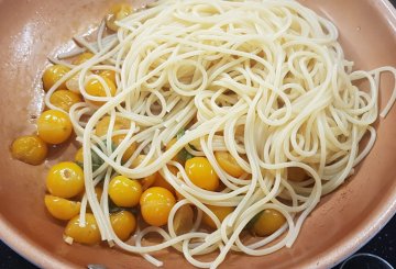 PASTA CON POMODORINI GIALLI preparazione 5