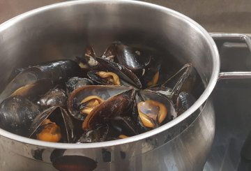 SPAGHETTI CON COZZE E ZAFFERANO preparazione 1