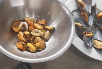 SPAGHETTI CON COZZE E ZAFFERANO preparazione 2