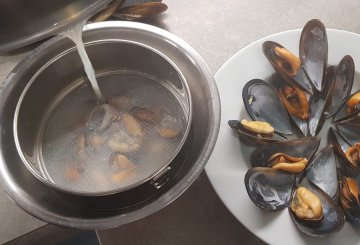 SPAGHETTI CON COZZE E ZAFFERANO preparazione 3