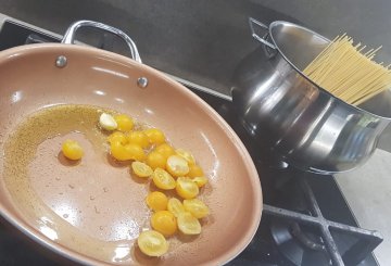 SPAGHETTI CON COZZE E ZAFFERANO preparazione 4