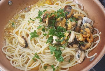 SPAGHETTI CON COZZE E ZAFFERANO preparazione 6