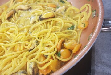 SPAGHETTI CON COZZE E ZAFFERANO preparazione 7