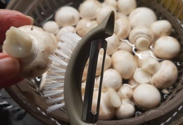 INSALATA DI FUNGHI CHAMPIGNON preparazione 1