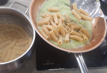 PASTA CON FOGLIE DI CAVOLFIORE preparazione 8