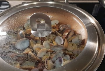 SPAGHETTI CON LE VONGOLE preparazione 2