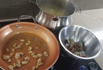 SPAGHETTI CON LE VONGOLE preparazione 3