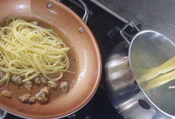 SPAGHETTI CON LE VONGOLE preparazione 4