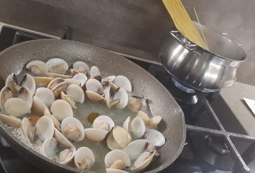 SPAGHETTI ALLE VONGOLE SURGELATE preparazione 1