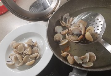 SPAGHETTI ALLE VONGOLE SURGELATE preparazione 2