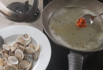 SPAGHETTI ALLE VONGOLE SURGELATE preparazione 3