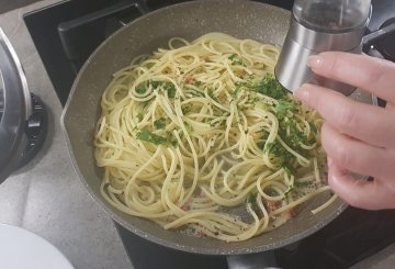 SPAGHETTI ALLE VONGOLE SURGELATE preparazione 5