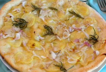 Pizza veloce con lievito istantaneo ! è un ricetta creata dall'utente  vreda. Questa ricetta Bimby® potrebbe quindi non essere stata testata, la  troverai nella categoria Prodotti da forno salati su  , la