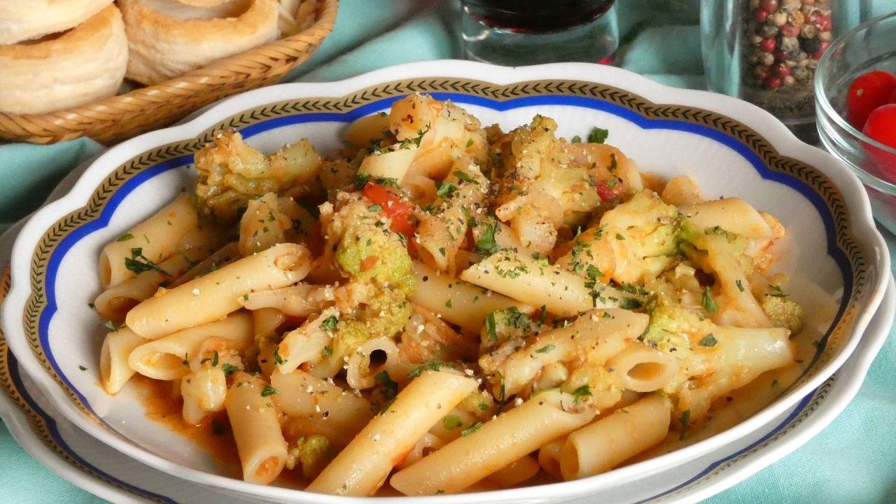 Ricetta pasta in rosso con cavolfiore verde | cucinare.it