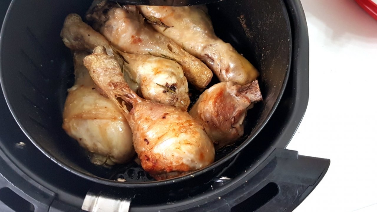 https://www.cucinare.it/uploads/ricette/2021/02/cosce-di-pollo-friggitrice-ad-aria.jpg