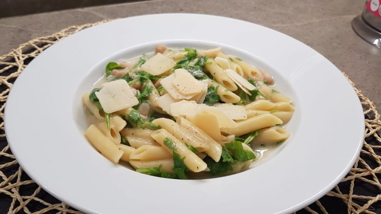 PENNE CON CREMA DI CANNELLINI E RUCOLA