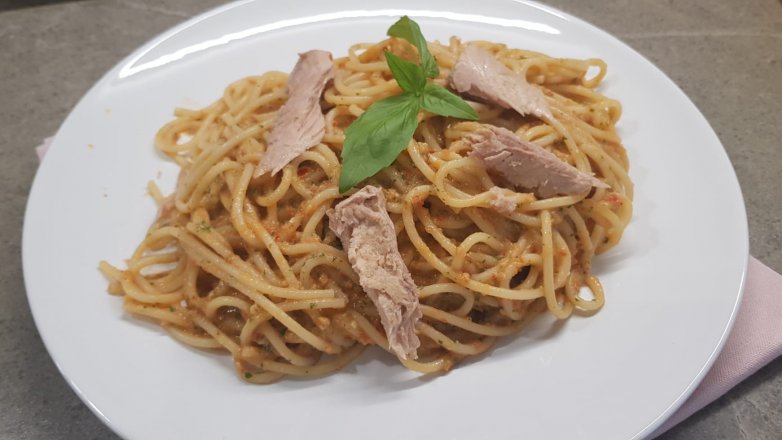 SPAGHETTI AL PESTO DI TONNO E POMODORINI