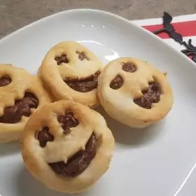 RICETTA DEL GIORNO  -  FACCINE DI PASTA SFOGLIA PER HALLOWEEN