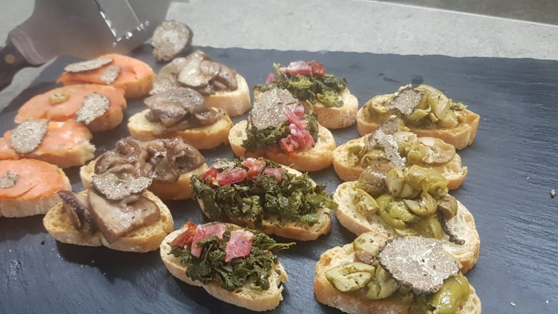 FANTASIA DI CROSTINI AL TARTUFO